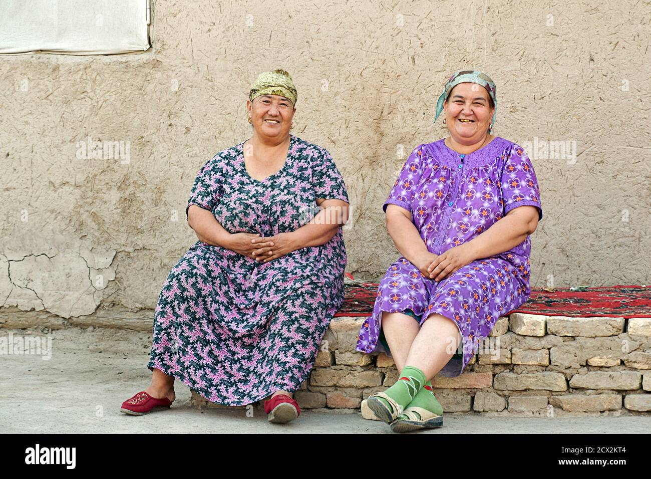 Deux femmes ouzbèkes de style local. Old Khiva, Ouzbékistan Banque D'Images