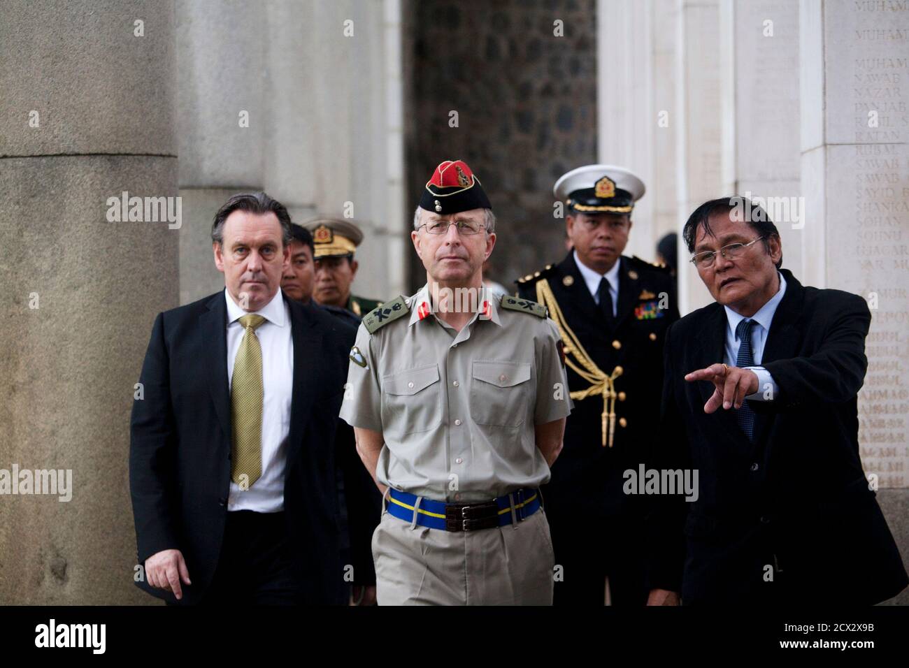 Le chef d'état-major de la Défense britannique, le général David Richards (C), visite le cimetière de guerre de Taukkyan à la périphérie de Yangon, le 4 juin 2013. Le cimetière est un monument commémoratif pour les soldats du Commonwealth qui sont morts en Birmanie, aujourd'hui connu sous le nom de Myanmar, pendant la deuxième Guerre mondiale. REUTERS/Minzayar (MYANMAR - Tags: CONFLIT POLITIQUE MILITAIRE) Banque D'Images