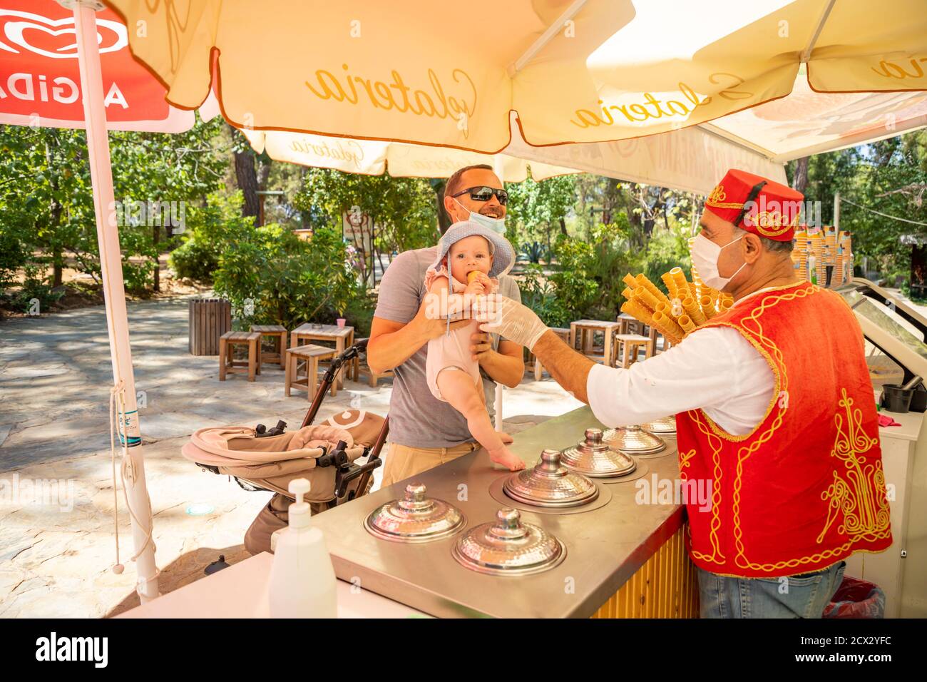 Antalya Turquie 4 09 Le Vendeur Donne La Creme Glacee Traditionnelle Turque A L Homme Avec Bebe Fille Dans Un Jour D Ete A Antalya Turquie Photo Stock Alamy Antalya Turquie 4 09 Le Vendeur Donne La Creme Glacee Traditionnelle Turque A L Homme Avec Bebe Fille Dans Un Jour D Ete A Antalya Turquie Photo Stock Alamy