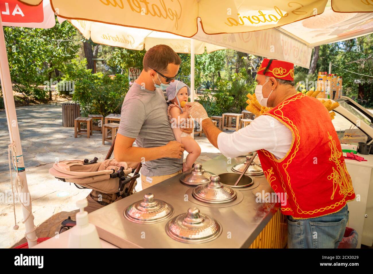 Antalya Turquie 4 09 Le Vendeur Donne La Creme Glacee Traditionnelle Turque A L Homme Avec Bebe Fille Dans Un Jour D Ete A Antalya Turquie Photo Stock Alamy Antalya Turquie 4 09 Le Vendeur Donne La Creme Glacee Traditionnelle Turque A L Homme Avec Bebe Fille Dans Un Jour D Ete A Antalya Turquie Photo Stock Alamy