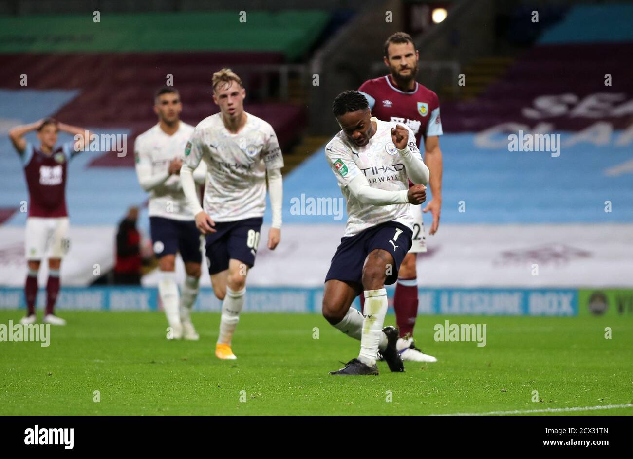 Raheem Sterling de Manchester City célèbre le but d'ouverture lors du quatrième tour de la Carabao Cup à Turf Moor, Burnley. Banque D'Images