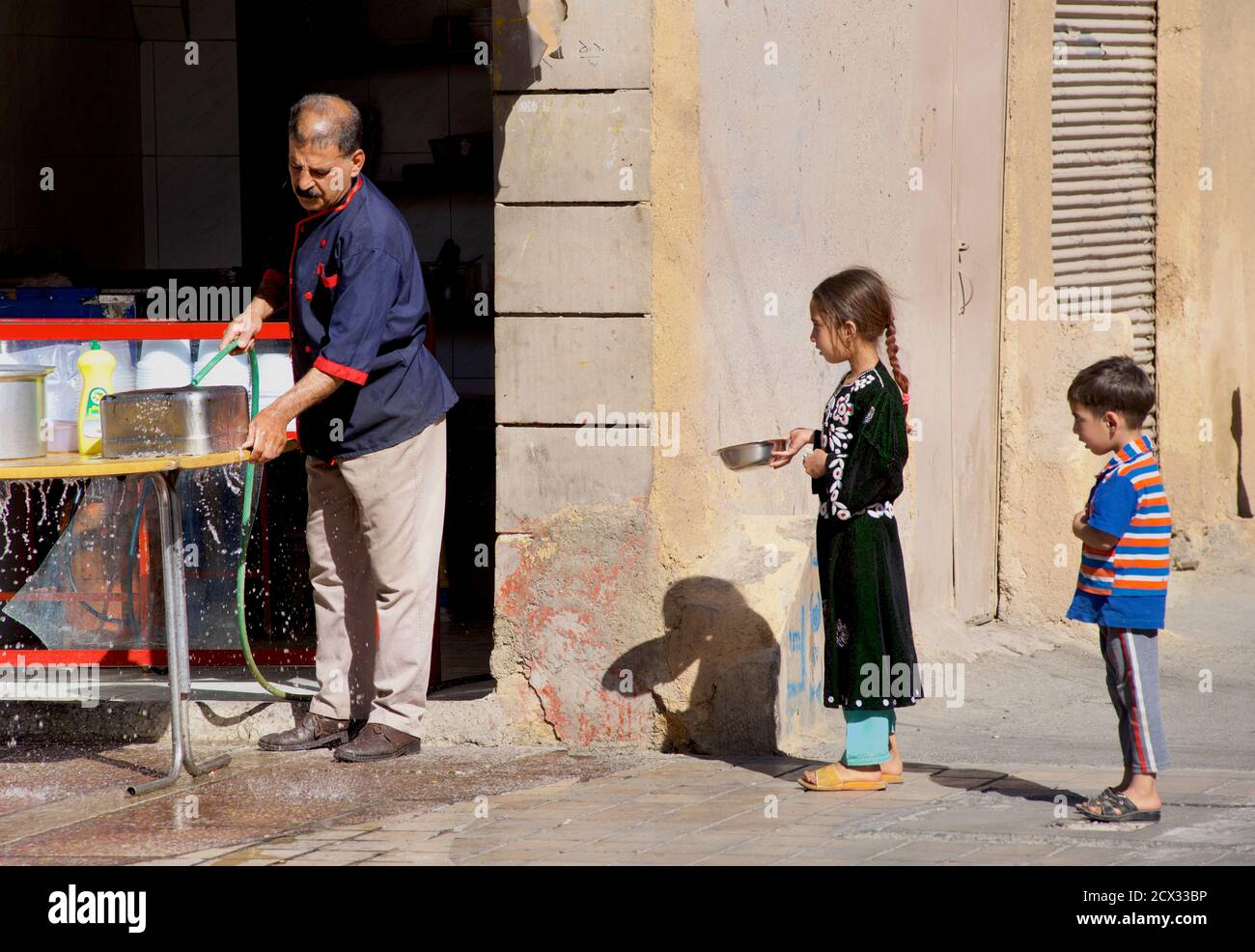 Enfants iraniens demandant de l'eau, Shiraz, Iran Banque D'Images