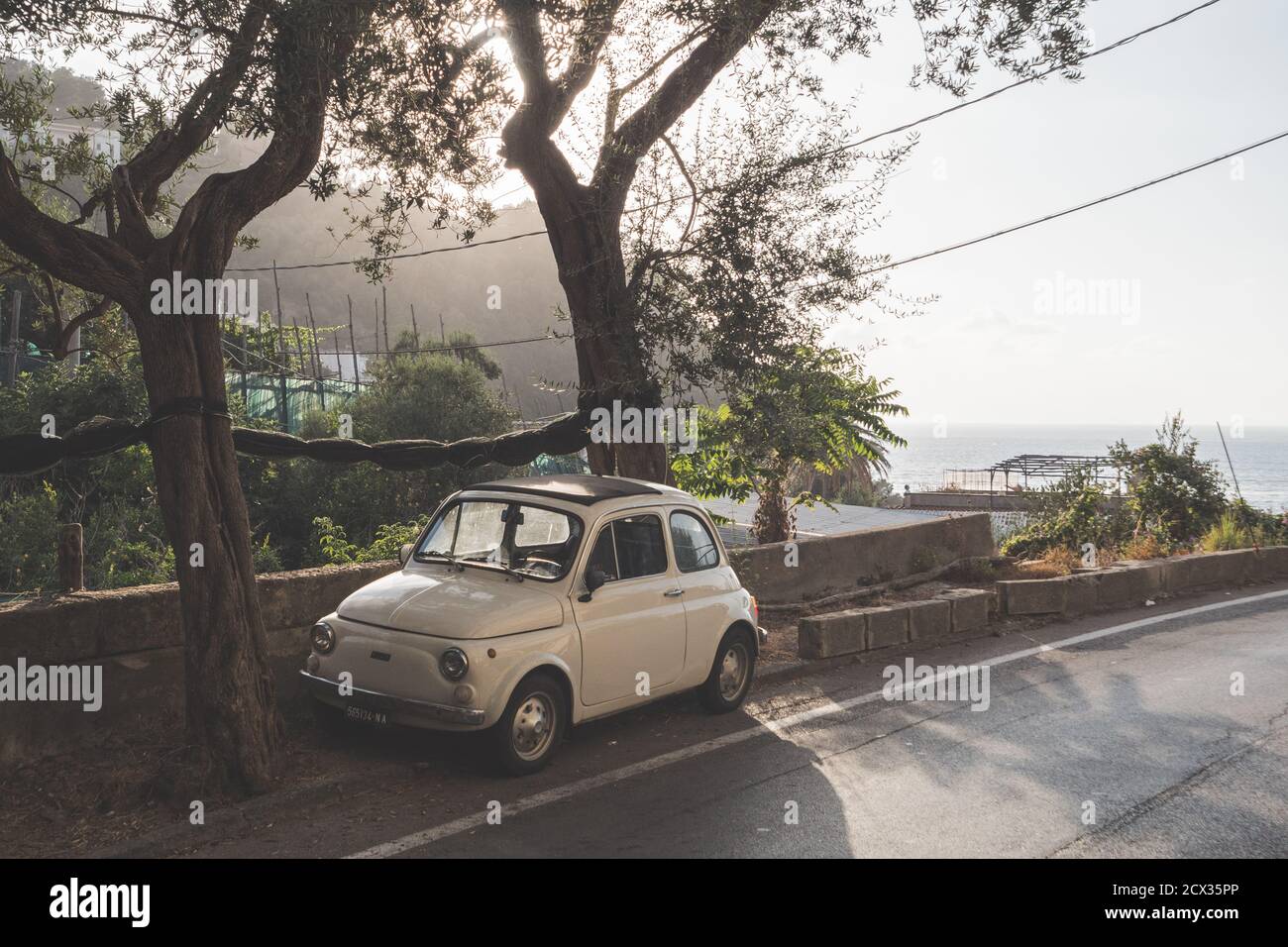 Massa Lubrense, Italie - août 23 2020: Rétro, Vintage Fiat Nuova 500 Cinquecento voiture en beige ou Ivoire garée sur la Côte de Sorrentine en été Banque D'Images