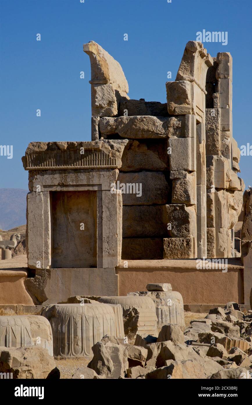 Les ruines du palais d'Apadana avec le palais de Darius le Grand au-delà. Site d'Achaemenid de Persepolis, Iran. Banque D'Images