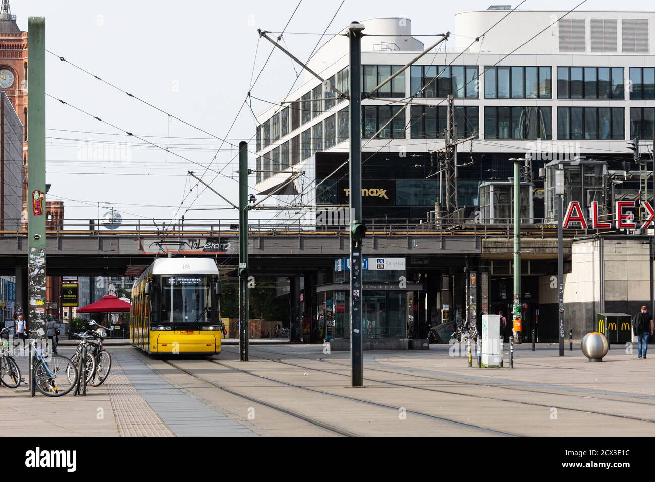 Scène de tous les jours sur l'Alexanderplatz animée Banque D'Images