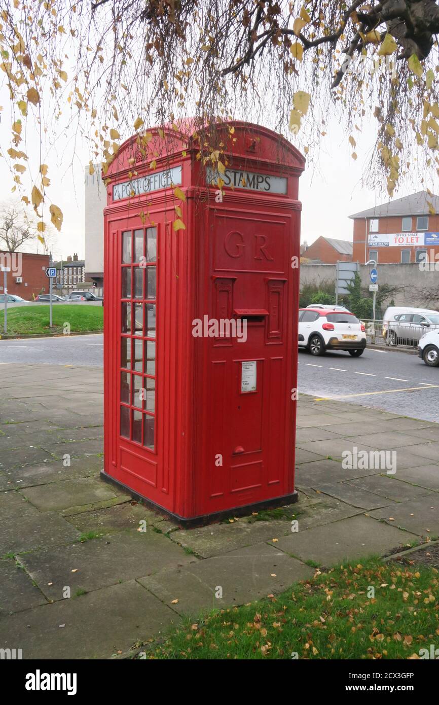 Warrington, Cheshire Angleterre, Royaume-Uni, UNE boîte téléphonique K4. Seulement 50 ont été jamais faits, et seulement 5 restent, qui ont tous des ordres de conservation de grade 2 énumérés. Ils ont été installés entre 1930 et 1935 et construits par Carron et Co à Falkirk, en Écosse. C'était une excellente idée, mais très bruyant pour tous ceux qui utilisent le téléphone à l'intérieur de la boîte, Et l'humidité a ruiné les timbres collants sur les rouleaux à l'intérieur de la machine.conçu par Sir Charles Gilbert Scott seulement 5 sur les 50 premiers survivent, celui-ci à Warrington, d'autres à Bewdley (Worcestershire), Roos (East Yorkshire), Frodsham (Cheshire) Banque D'Images