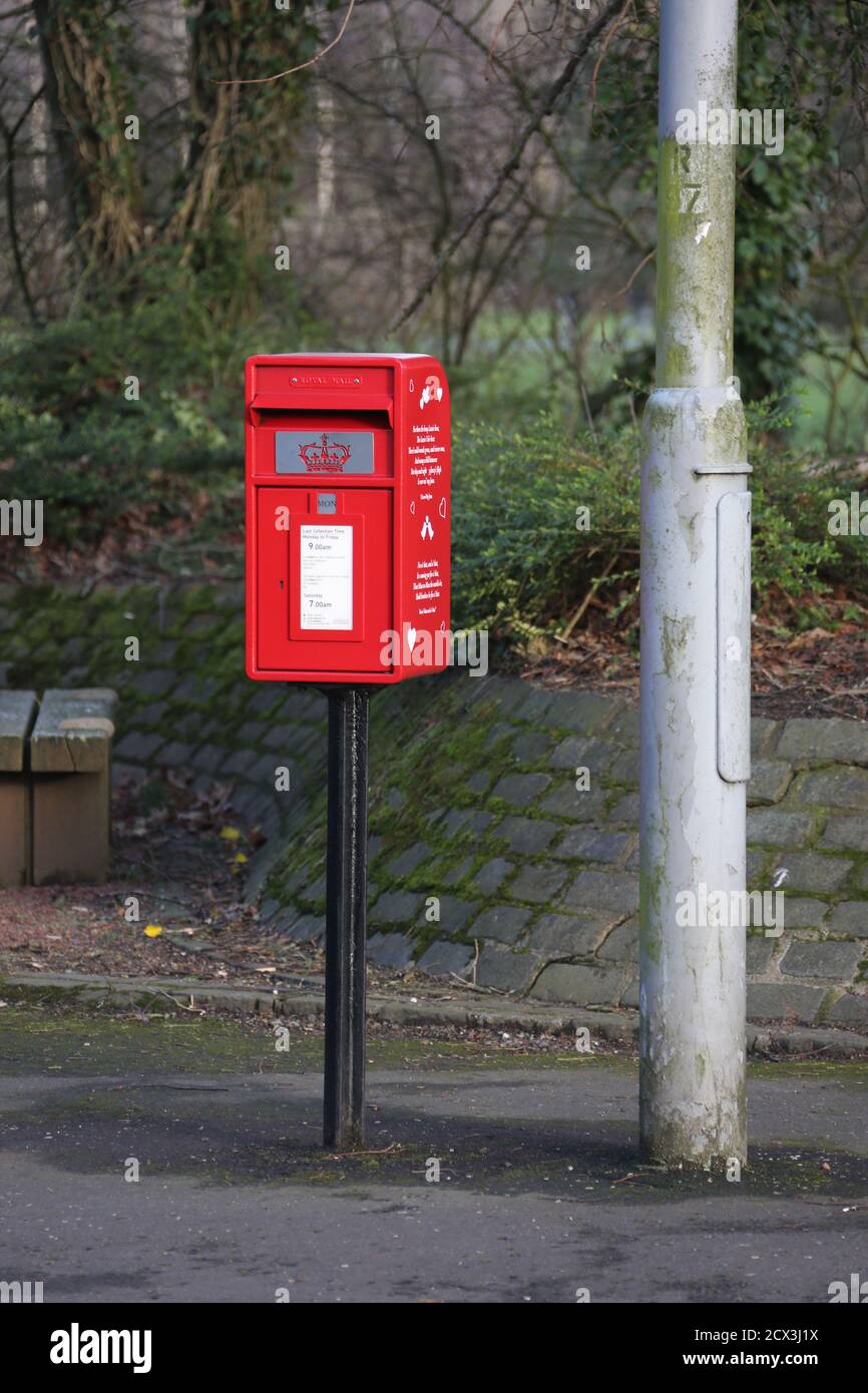 Alloway.Ayrshire, Écosse, boîte postale décorée et peinte pour la Saint-Valentin 2019 en l'honneur de la Saint-Valentin, les boîtes postales de tout le pays ont été redécorées, en utilisant les mots de certains des grands écrivains romantisme de l'histoire. Passages sélectionnés de l'œuvre des poètes John Keats, Robert Burns et Anna Seward, En plus du romancier Thomas Hardy, ont été ajoutés à quatre boîtes de poste dans les endroits associés aux écrivains, où ils resteront pendant un mois.cette boîte de poste à Alloway, Ayrshire avait des versets du National Bard d'Écosse, Robert Burns situé en face d'Alloway Auld Kirk Banque D'Images