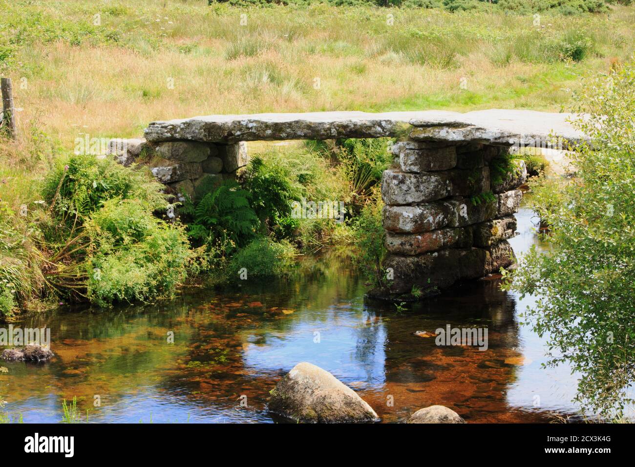 Pont de Clapper qui enjambe la rivière Dart à Dartmoor, Devon Banque D'Images