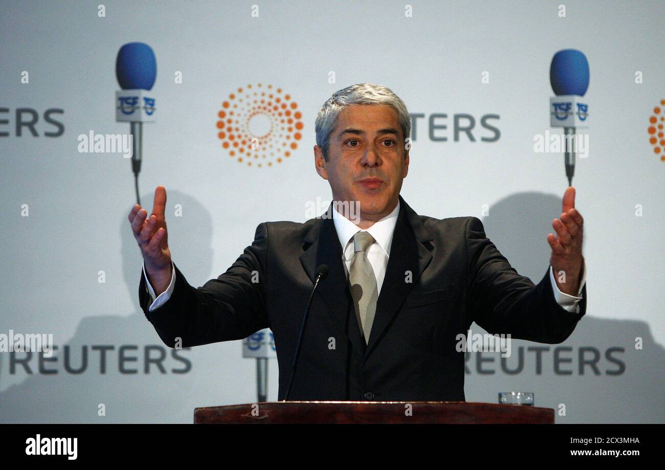 Portugal's Prime Minister Jose Socrates addresses a conference organised by Reuters and TSF radio in Lisbon February 28, 2011. Portugal promised on Monday to cut its budget deficit and implement reforms but Teixeira dos Santos warned this may all be in vain if Europe does not take strong action within weeks to resolve the region's debt crisis.  REUTERS/Rafael Marchante (PORTUGAL - Tags: BUSINESS POLITICS) Banque D'Images