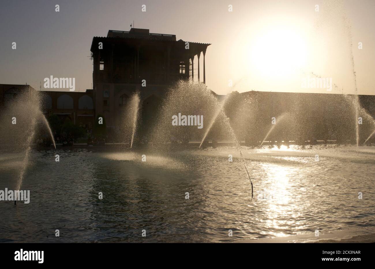 Palais Ali Qapu et fontaines publiques sur la place Naqsh-e Jahan. Place de l'Imam, ville d'Isfahan, Iran Banque D'Images