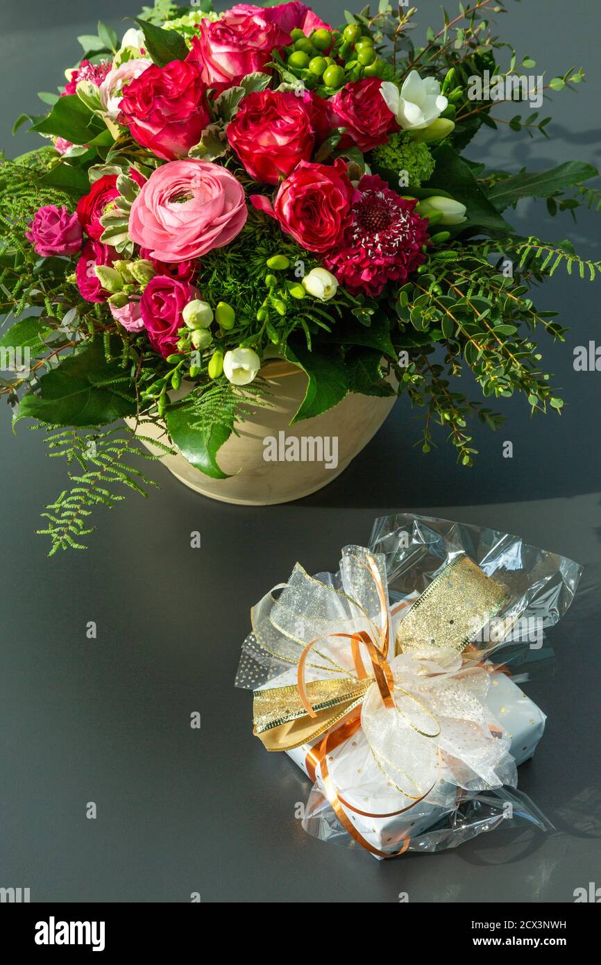 Natur, Pflanzen, Blumen, Blumenstrauss, Geburtstag, Geburtstagsstrauss, Rosen, Ranunkeln, Freesien, Geschenk, Geburtstagsgeschenk Banque D'Images