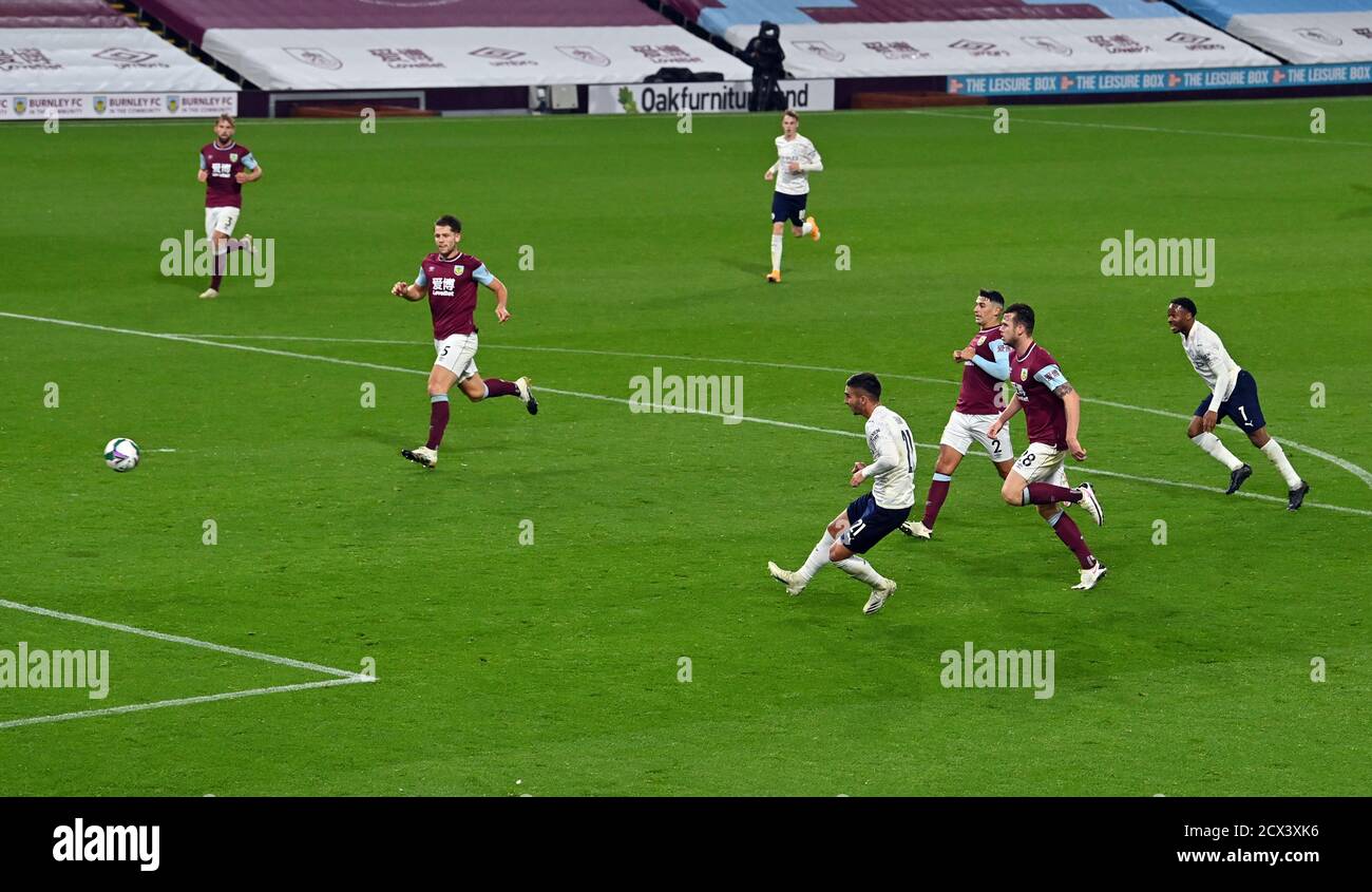 Ferran Torres de Manchester City marque son troisième but lors du quatrième tour de la Carabao Cup à Turf Moor, Burnley. Banque D'Images