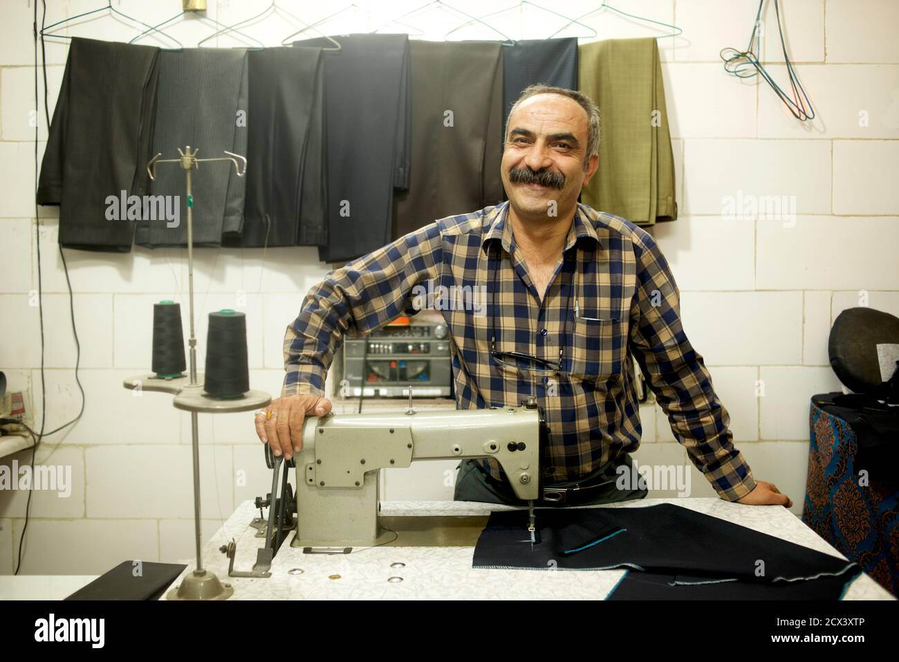 L’iranien tailleur n son cri dans le bazar de Yazd, en Iran Banque D'Images