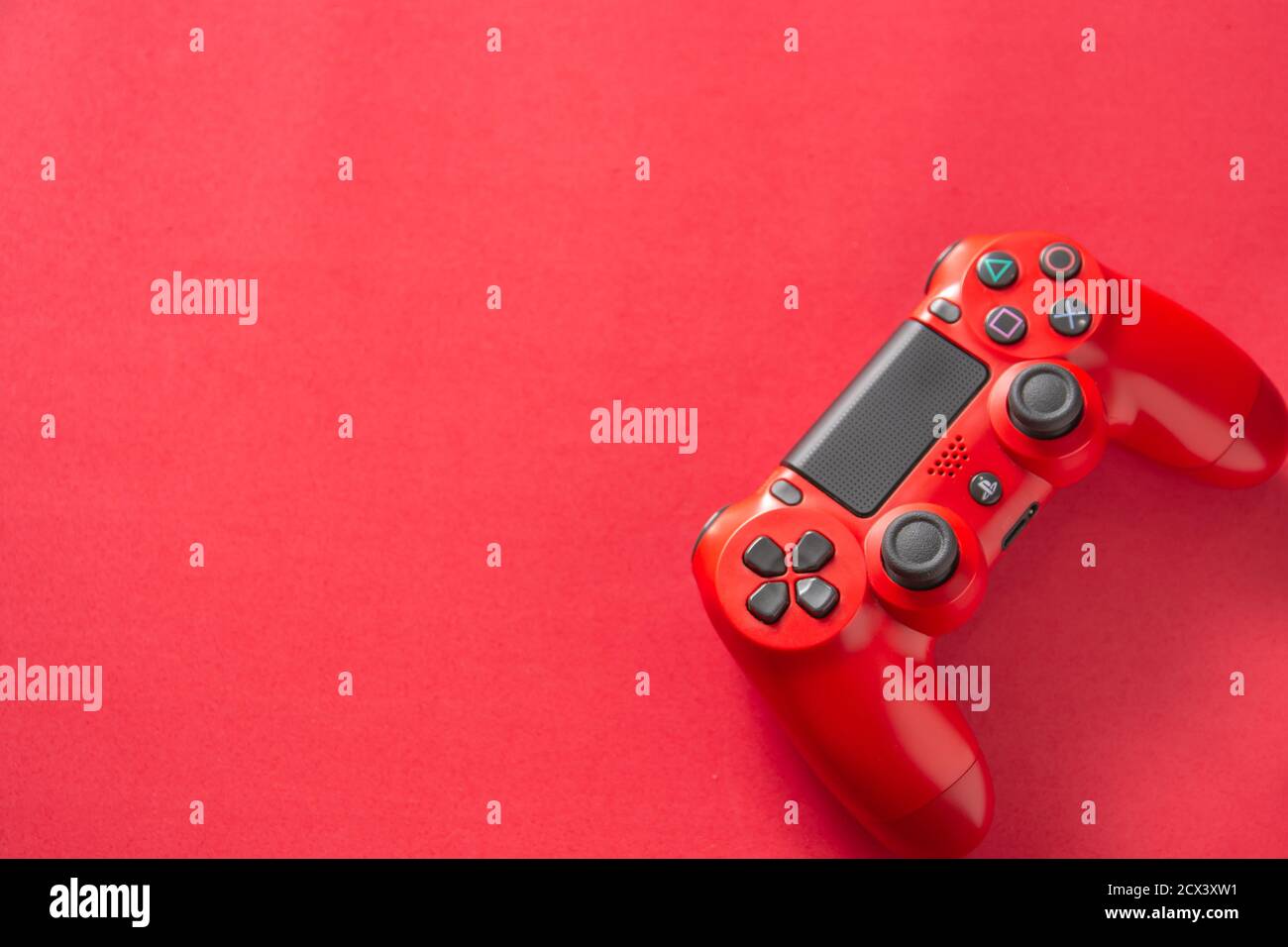 Buenos Aires, Argentine; 04/17/2019: Une manette rouge PlayStation 4 sur  fond rouge Photo Stock - Alamy