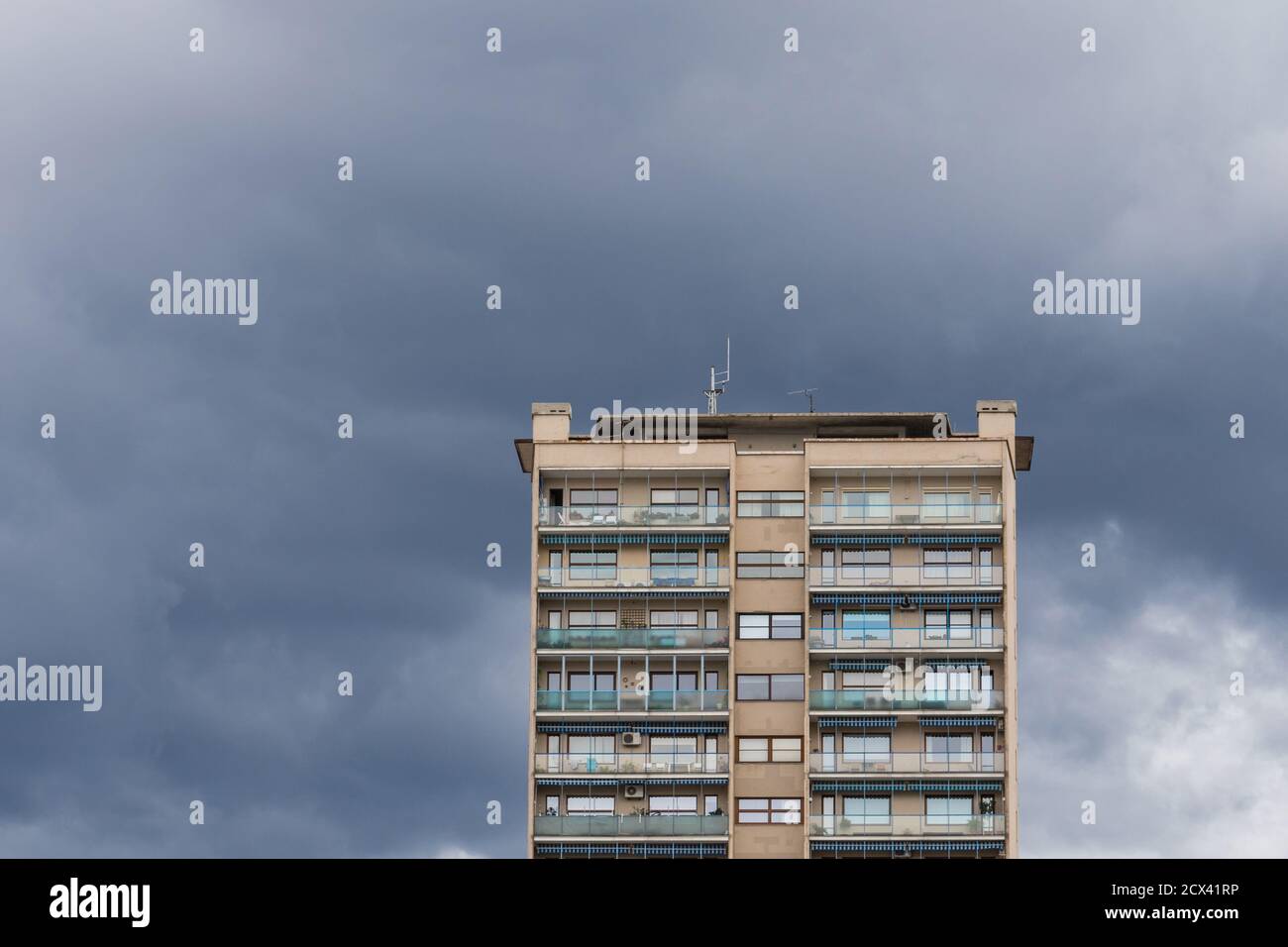 Immeuble résidentiel de plusieurs étages dans un ciel nuageux Banque D'Images