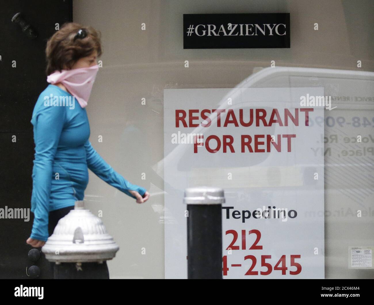 New York, États-Unis. 30 septembre 2020. Un panneau de restaurant à louer est exposé dans une fenêtre de Madison Avenue à New York le mercredi 30 septembre 2020. Les restaurants commencent aujourd'hui à manger à l'intérieur à une capacité de 25 % à New York, car les restrictions relatives au coronavirus continuent de diminuer. Photo de John Angelillo/UPI crédit: UPI/Alay Live News Banque D'Images