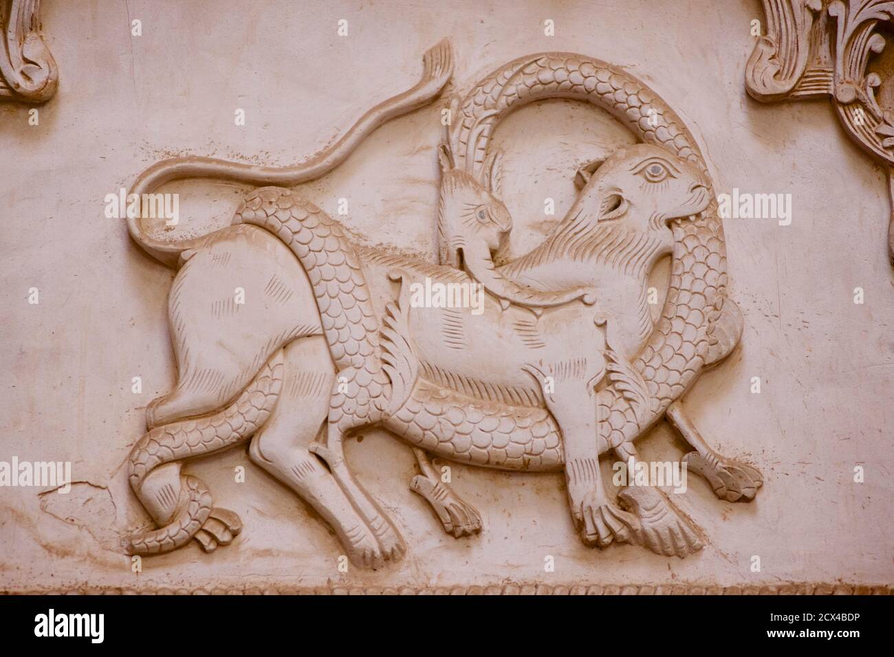 Détail de placoplâtre ornemental représentant alion et un serpent au combat.à la maison historique Borujerdi, Kashan, Iran. Banque D'Images
