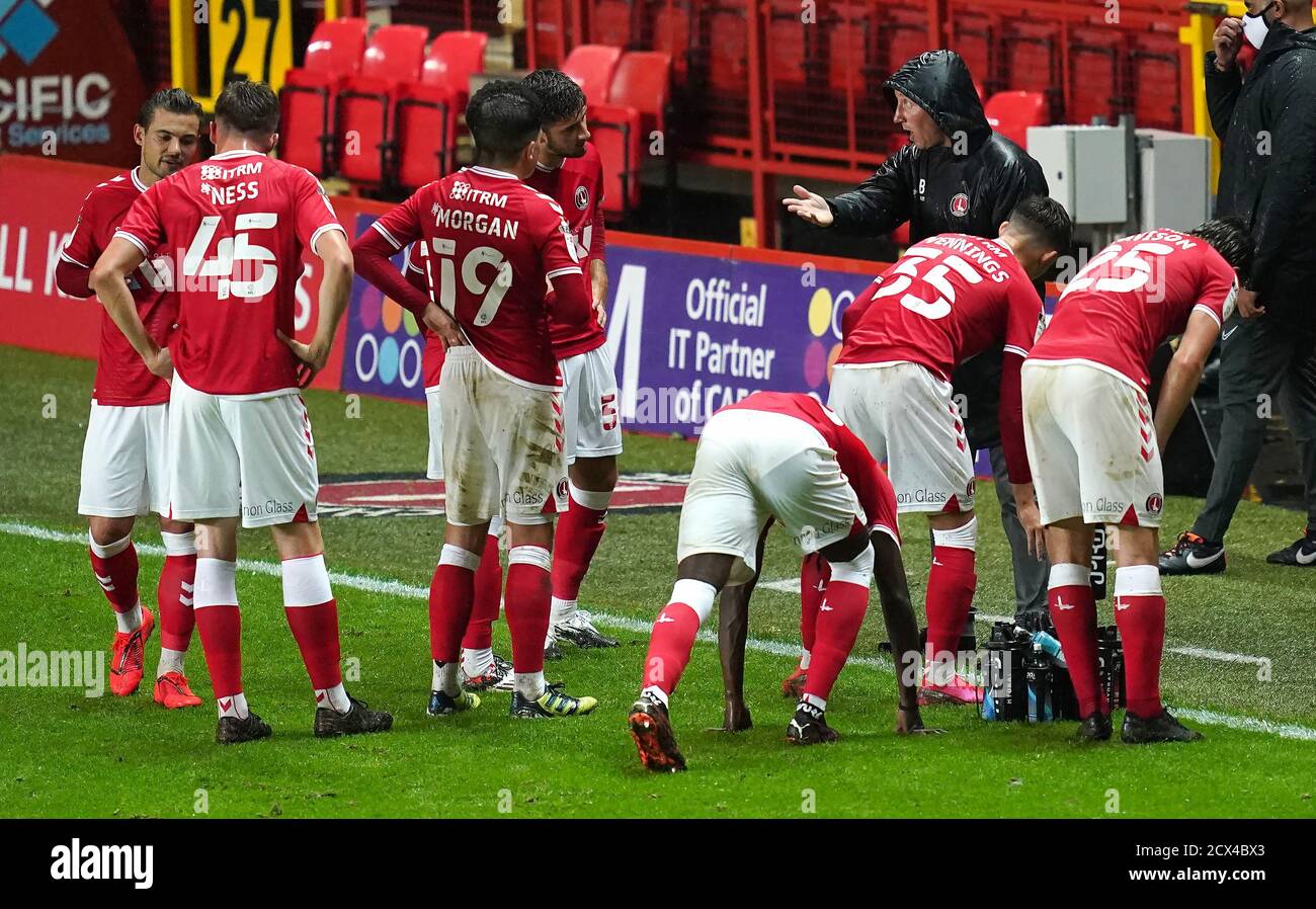 Lee Bowyer, directeur du sport de Charlton (à gauche), s'adresse à ses joueurs lors d'une pause-boissons lors du match du Trophée de l'EFL à la Valley, Londres. Banque D'Images