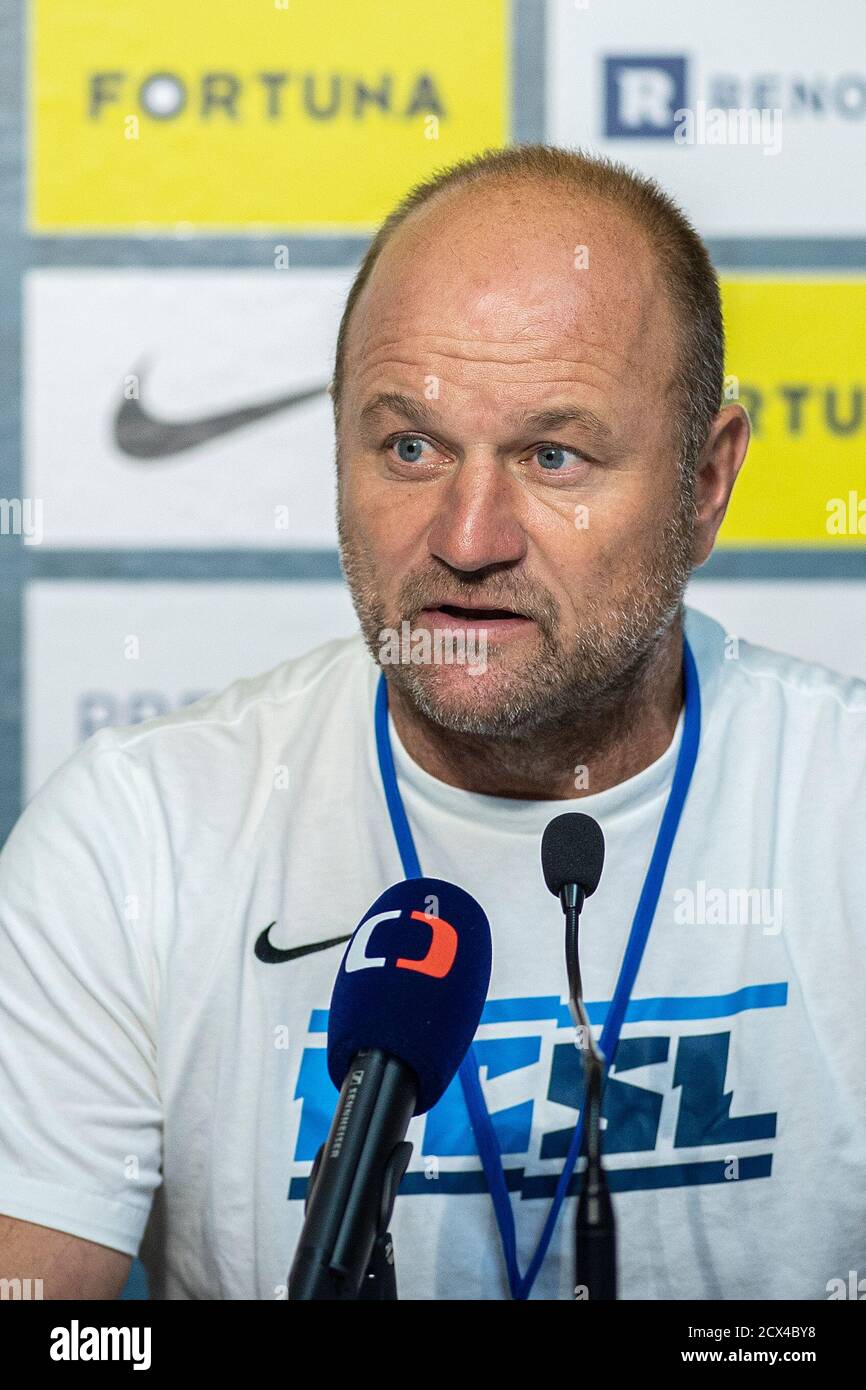 Liberec, République tchèque. 30 septembre 2020. L'entraîneur de Slovan Liberec PAVEL HOFTYCH prend la parole lors de la conférence de presse précédant le match de l'UEFA Europa League contre l'APOEL Nicosie à Liberec, République tchèque, le 30 septembre 2020. Crédit: Radek Petrasek/CTK photo/Alay Live News Banque D'Images