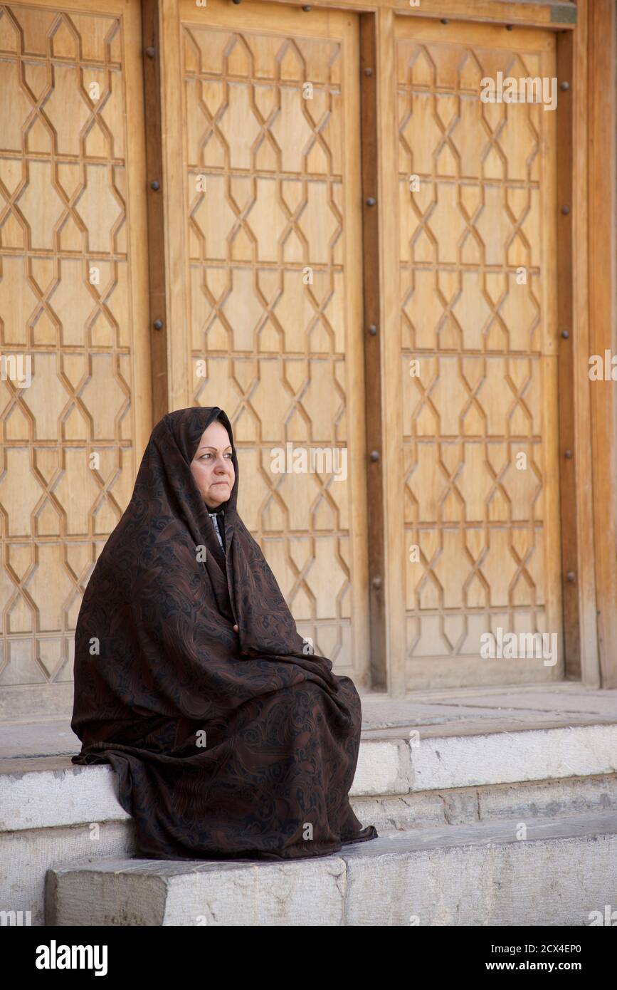 Femme iranienne dans un chador à l'extérieur de la mosquée Imam. Ispahan, Iran. Banque D'Images