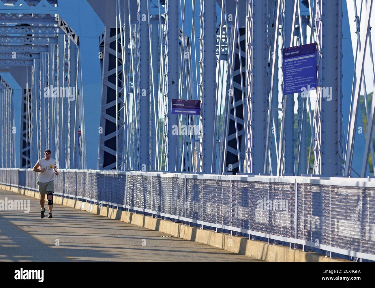 Gens sur le pont de gens Purple au-dessus de la rivière Ohio, Newport, Kentucky, États-Unis Banque D'Images