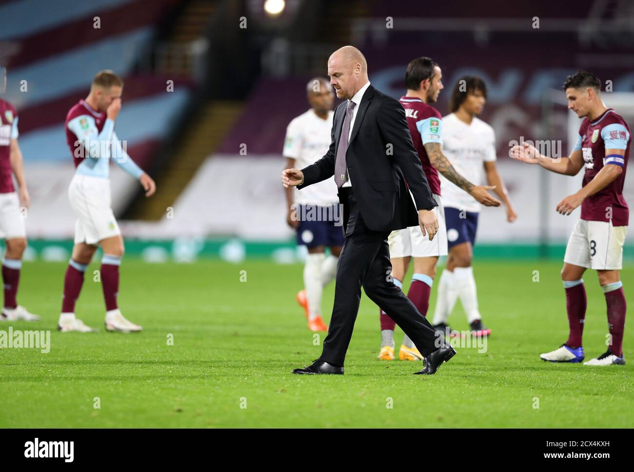 TURF Moor, Burnley, Lancashire, Royaume-Uni. 30 septembre 2020. Coupe de la Ligue de football anglaise, Carabao Cup football, Burnley contre Manchester City ; Sean Dyche, responsable de Burnley, part du terrain après la défaite de 0-3 de son équipe. Crédit : action plus Sports/Alay Live News Banque D'Images