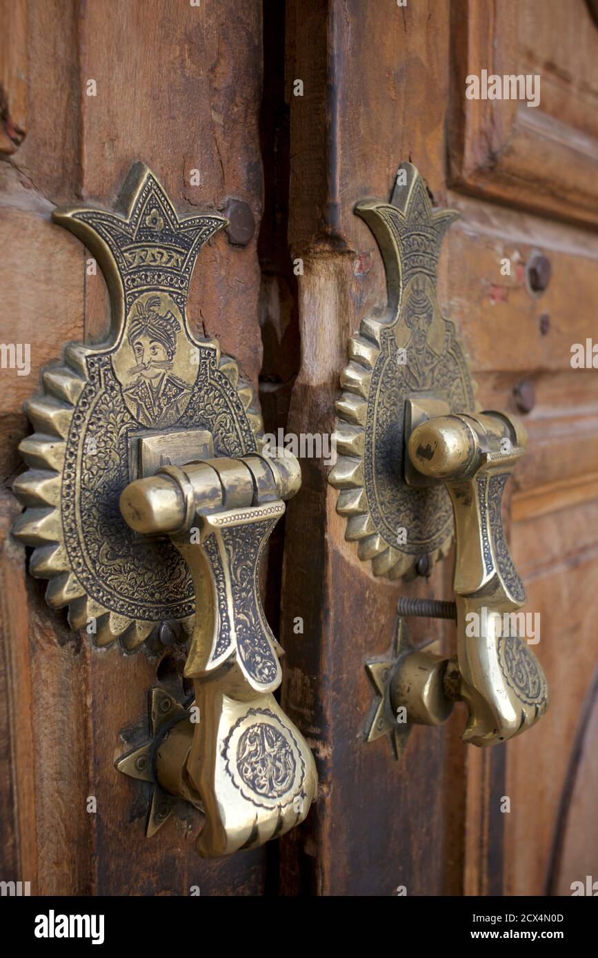 Knockers à porte en laiton, la mosquée Shah également connue sous le nom de mosquée Imam et mosquée Jame' Abbasi. Ispahan, Iran. Banque D'Images