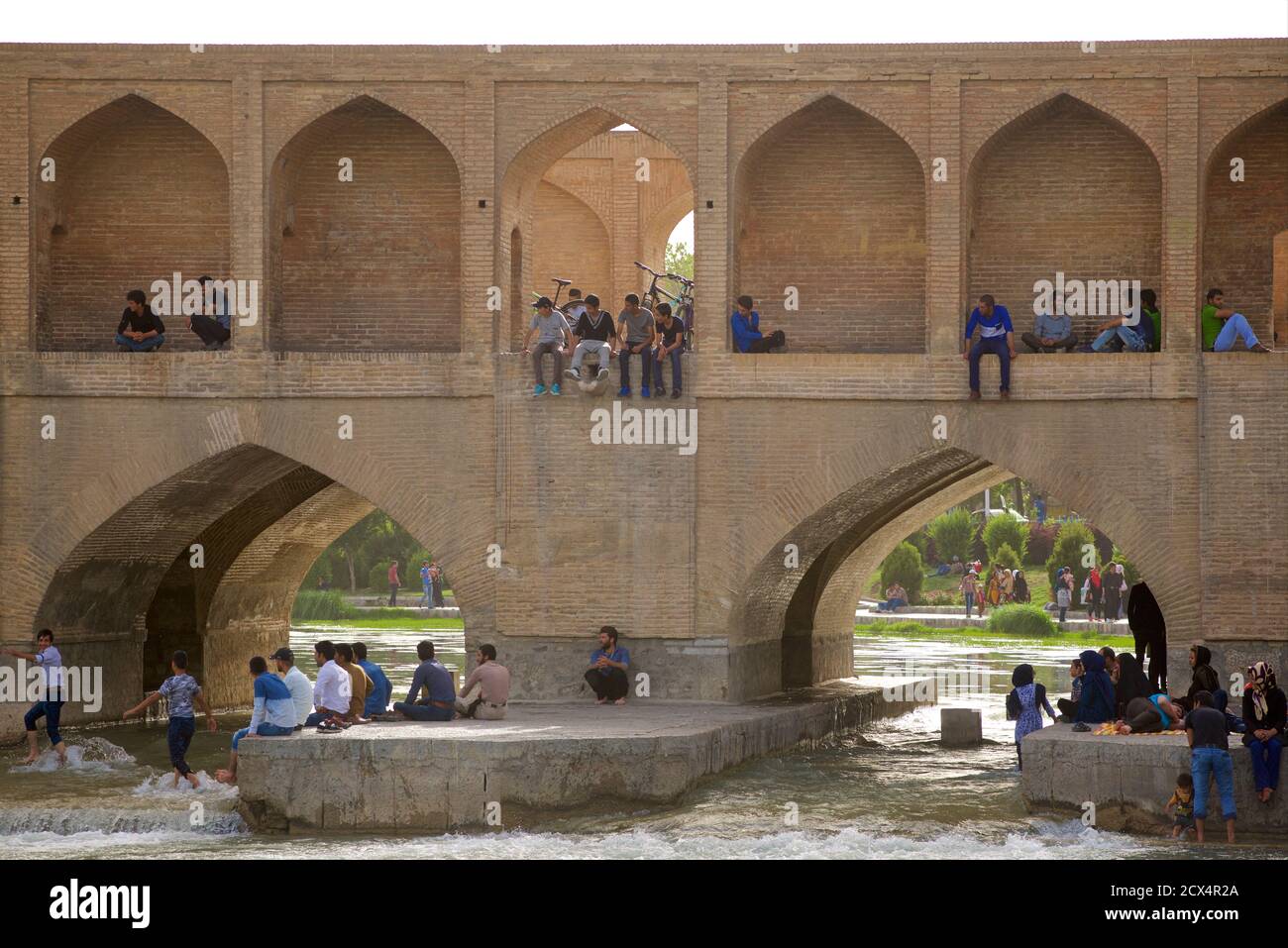Le pont Pol au-dessus de la rivière Zayandeh, Isfahan, Iran central. Également connu sous le nom de All?hverdi Khan Bridge Banque D'Images