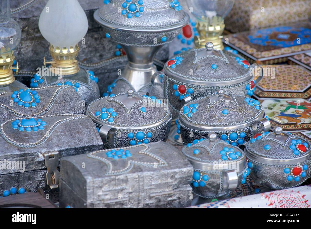 Souvenirs à vendre à bazar, Isfahan, Iran. Vaisselle en métal élaborée à la  main Photo Stock - Alamy