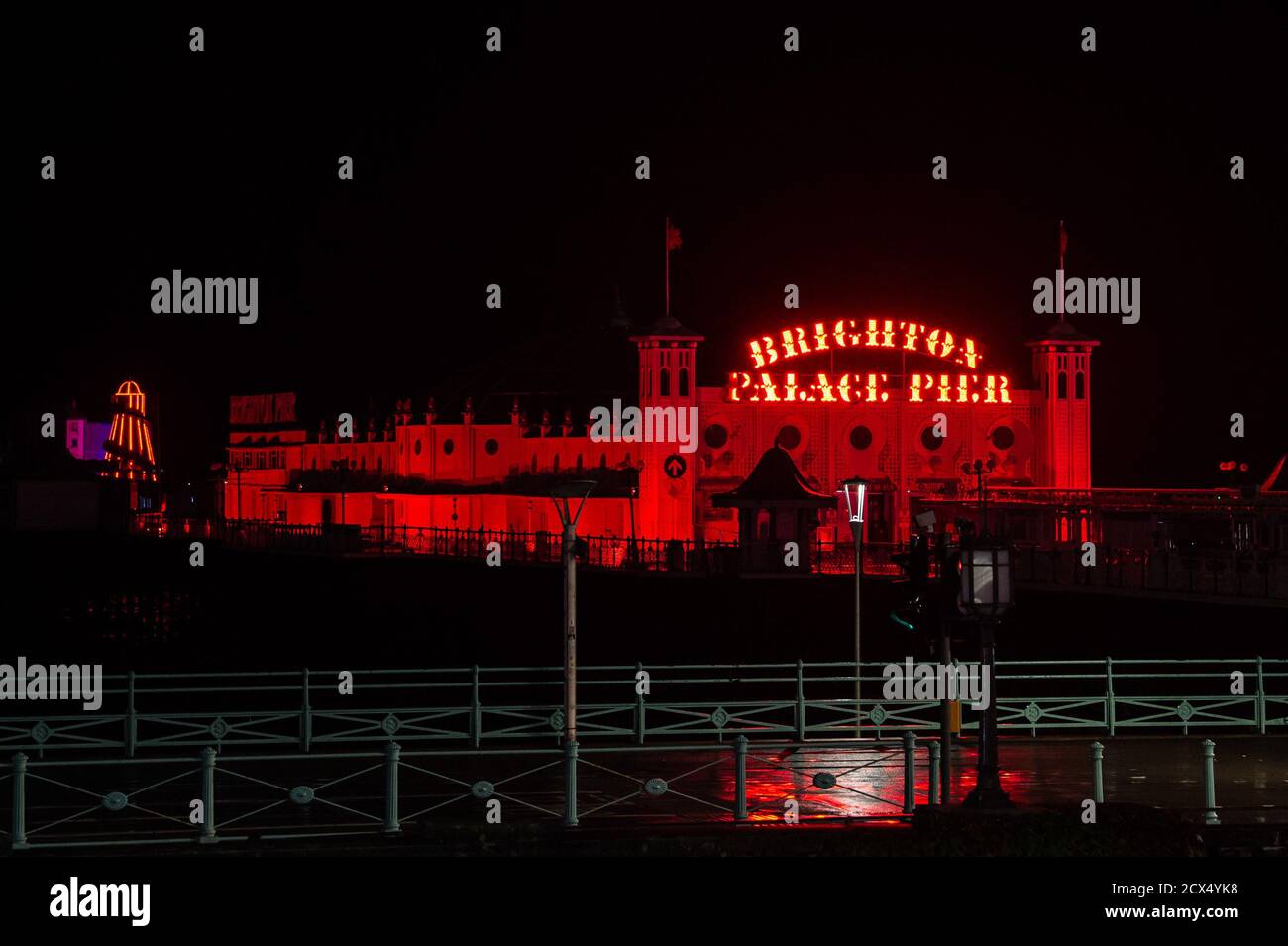 Brighton, Royaume-Uni. 29 septembre 2020. Brighton Palace Pier s'est allumé en rouge dans le cadre de la campagne internationale #WeMakeEvents pour sauver l'industrie des événements. Photo de Tabatha Fireman/perspective féminine/Alamy Live News Banque D'Images