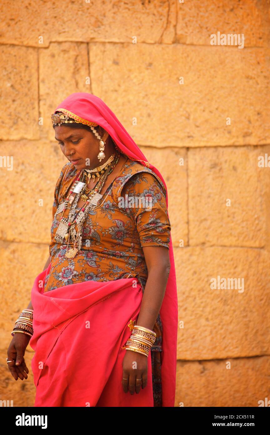 Une femme Rajasthani en robe caractéristique du Rajasthani et bijoux, Jaisalmer, Inde Banque D'Images