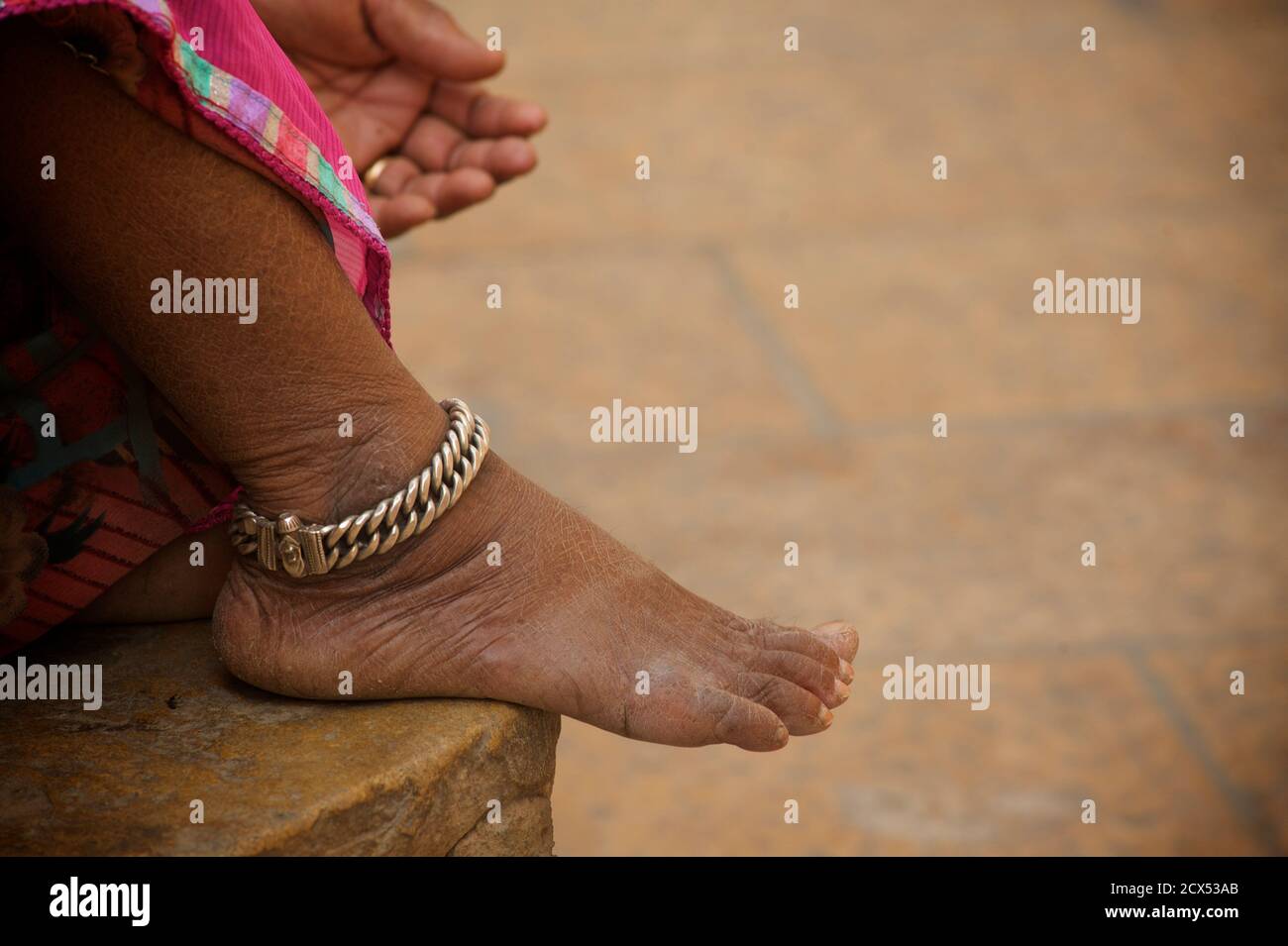 Détail de bracelet de cheville sur femme indienne, Rajasthan, Inde Banque D'Images