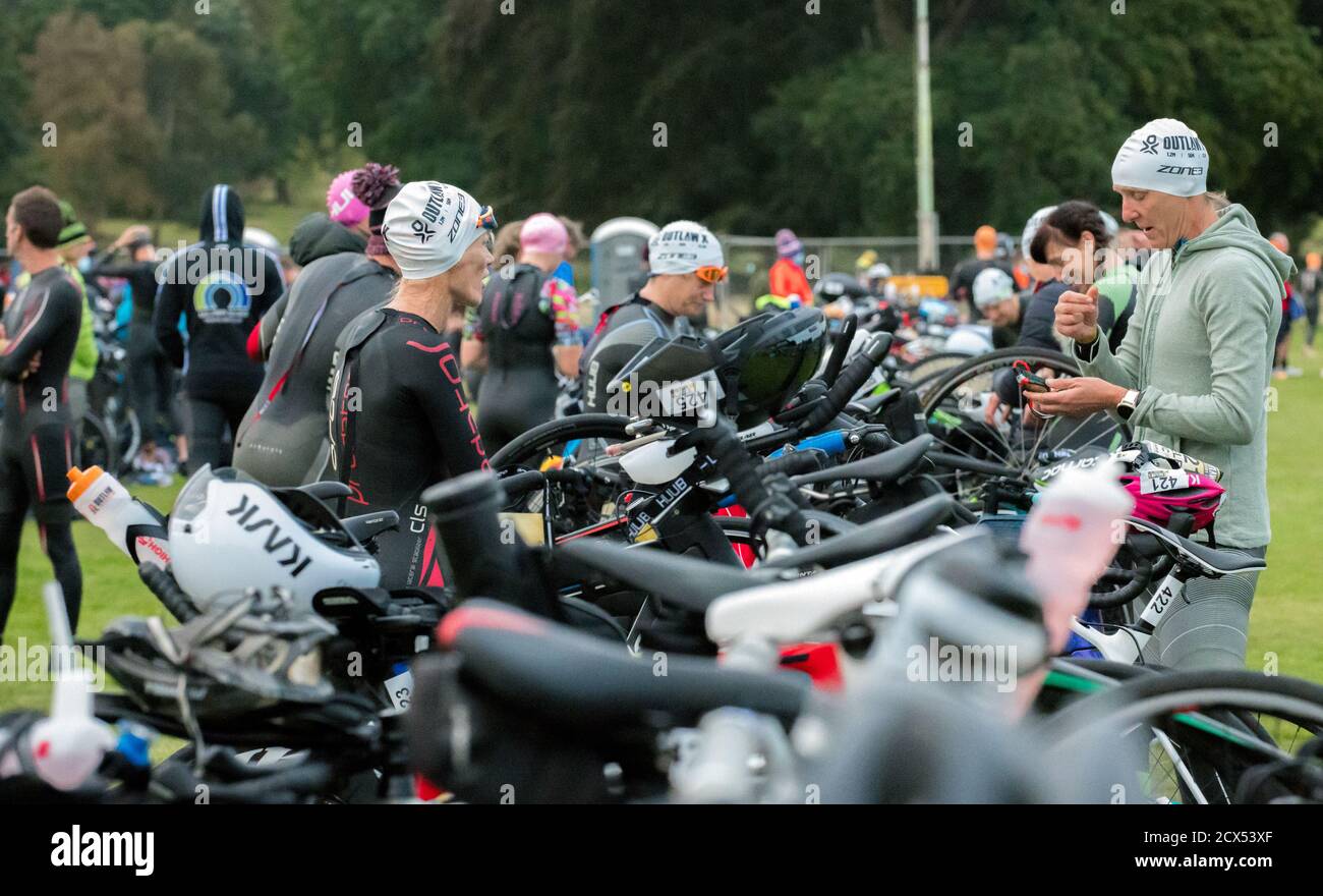 Athlète féminine, se préparant pour le dernier événement de l'année au triathlon Thoresby Park X Outlaw portant leurs combinaisons humides dans le parc de transition. Banque D'Images