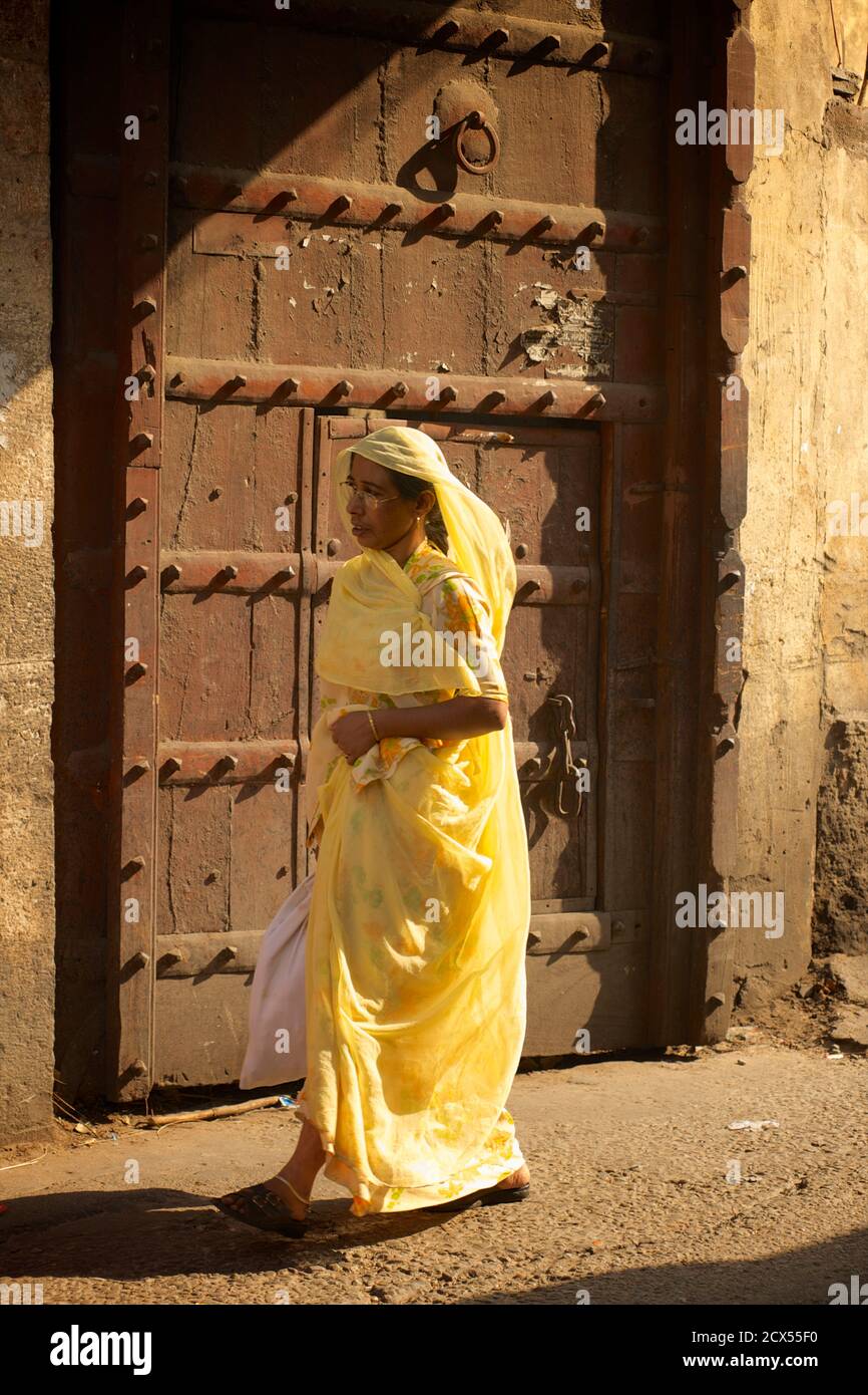 Femme indienne en sari aux couleurs vives en passant par la ville, Jaipur, Rajasthan, Inde Banque D'Images