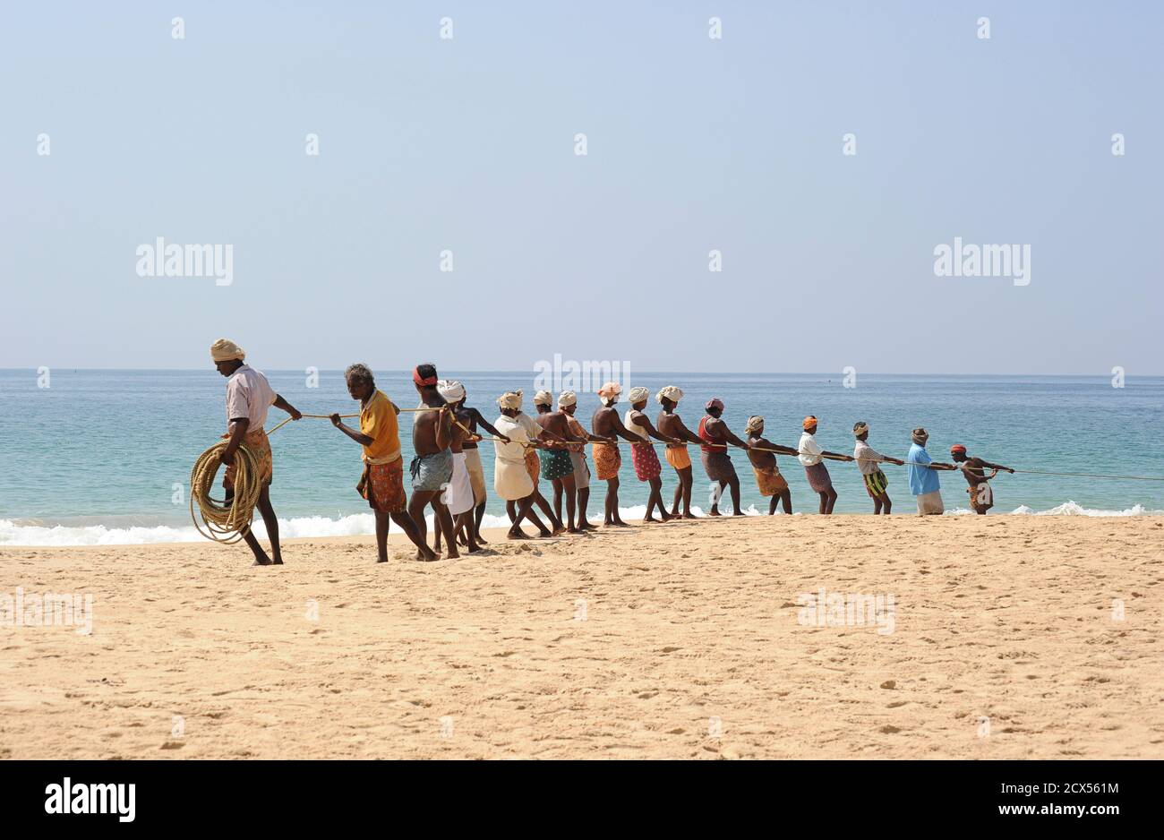 Pêcheur tirant dans un filet, Trivandrum, Kerala, Inde Banque D'Images