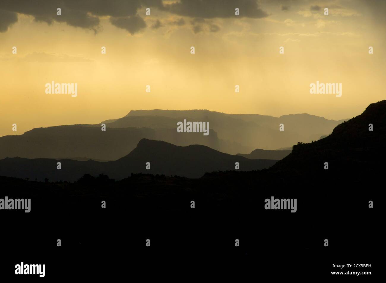 Contreforts des montagnes du Simien en lumière dorée au coucher du soleil. Près de l'Éthiopie, écorcer Banque D'Images