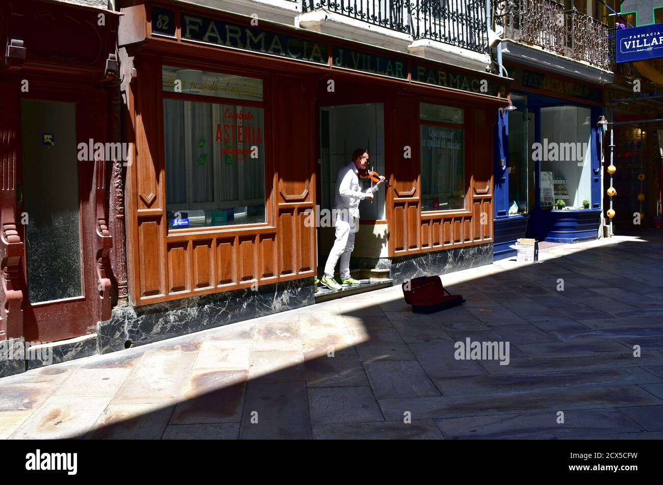A Coruña, Espagne. 20 juin 2020. Violoniste jouant sur main Street ou Calle Real. Banque D'Images