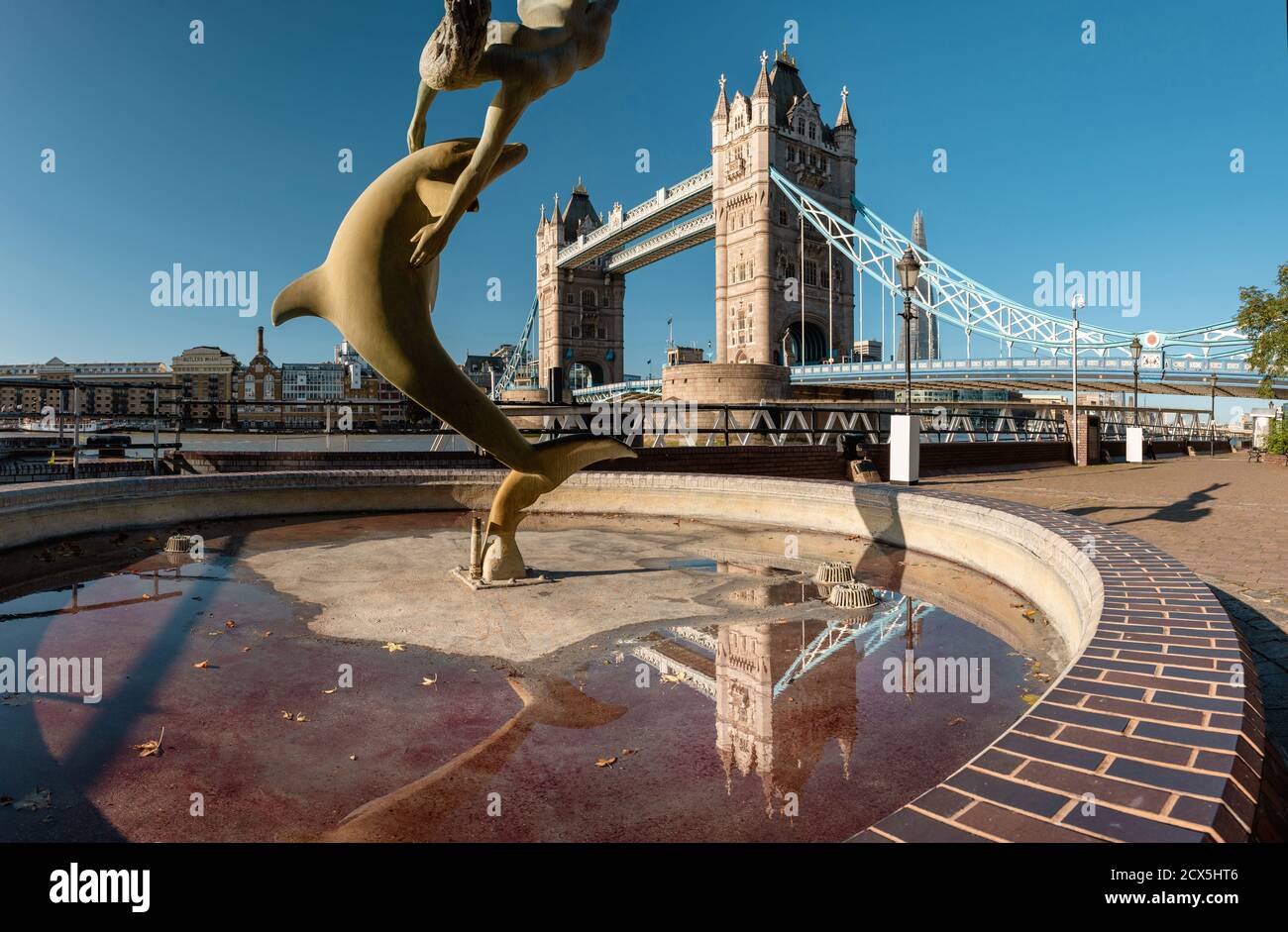 Photo de Girl with a Dolphin (1973), une fontaine près du Tower Bridge de Londres par David Wynne Banque D'Images