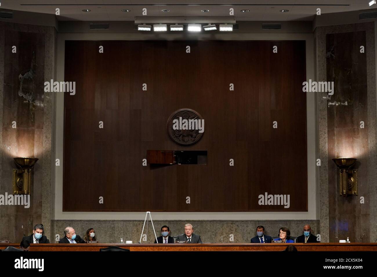 La sénatrice américaine Lindsey Graham (républicaine de Caroline du Sud), présidente de la Commission judiciaire du Sénat américain, au centre, s’exprime comme la sénatrice américaine Dianne Feinstein (démocrate de Californie), membre de rang, Commission judiciaire du Sénat américain, à droite, Et le sénateur américain Chuck Grassley (républicain de l'Iowa), est parti, écoute lors d'une audience à Washington, DC, États-Unis, le mercredi 30 septembre 2020. Le comité étudie l'enquête du Federal Bureau of Investigation sur la campagne de Trump de 2016 et l'ingérence dans les élections russes.Credit: Stefani Reynolds/Pool via CNP | usage dans le monde entier Banque D'Images