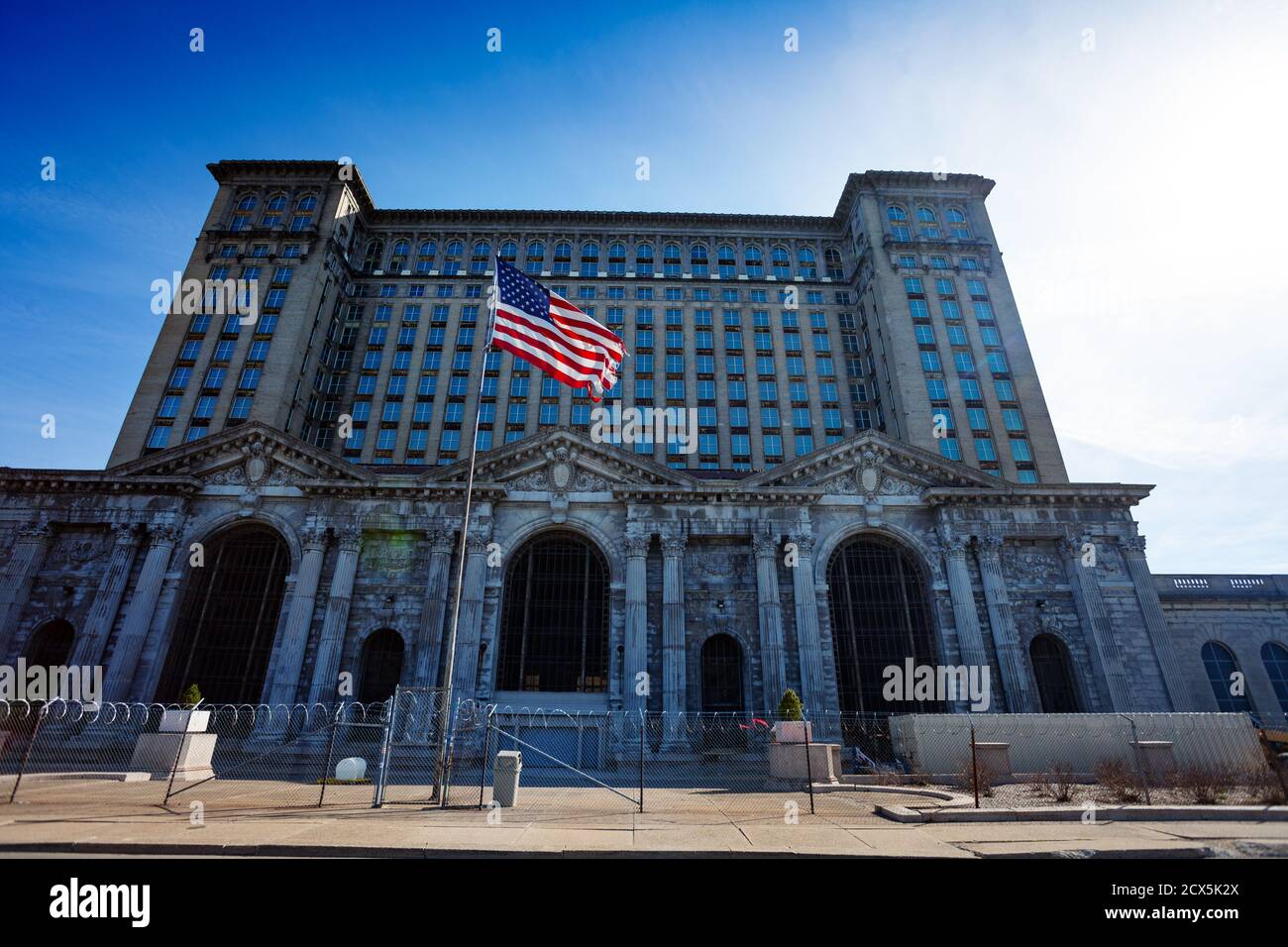 Abandon de Michigan Central train Depot entrée principale vue avec les États-Unis drapeau devant Banque D'Images