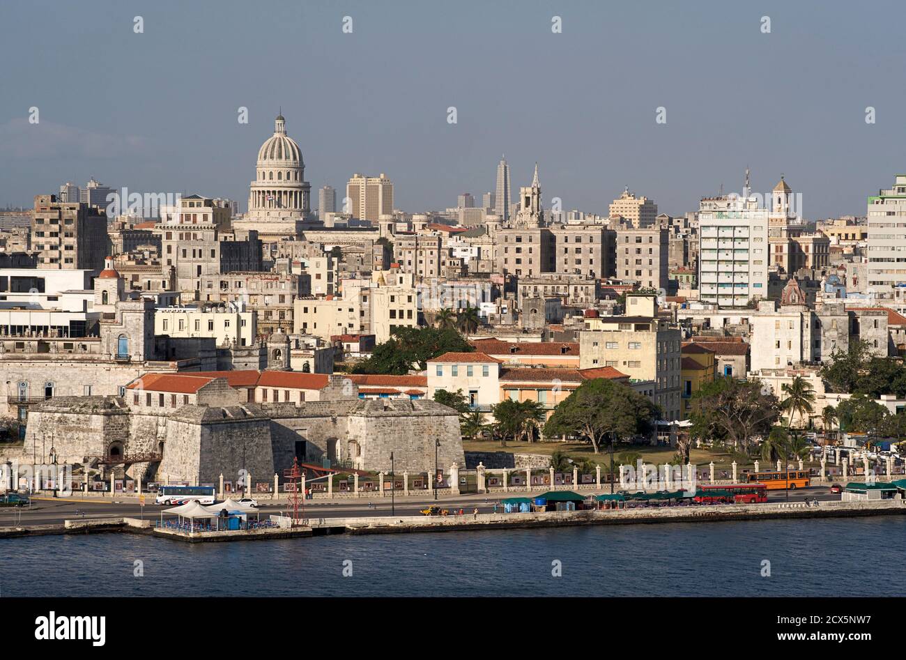 Vue sur l'horizon de La Havane à partir de la forteresse de l'autre côté de la baie. Habana Cuba Banque D'Images