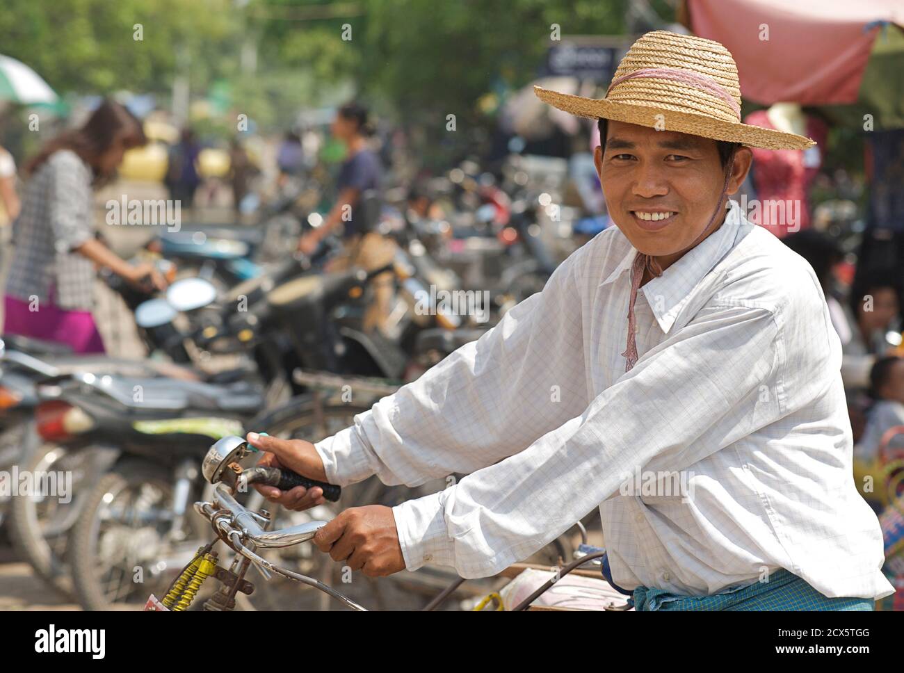 Homme birman à vélo. Mandalay, Birmanie. Myanmar Banque D'Images
