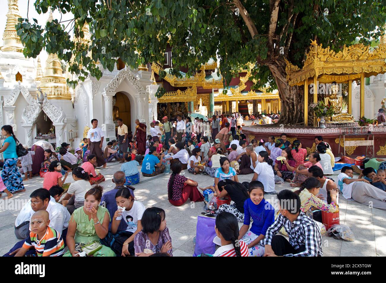 Des foules de gens à la pagode Shwedagon, Rangoon, Birmanie. Myanmar Banque D'Images