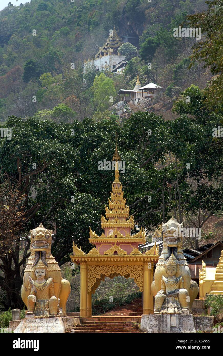 Une des portes du temple vers les grottes au-dessus de Pindaya. Birmanie. Myanmar Banque D'Images