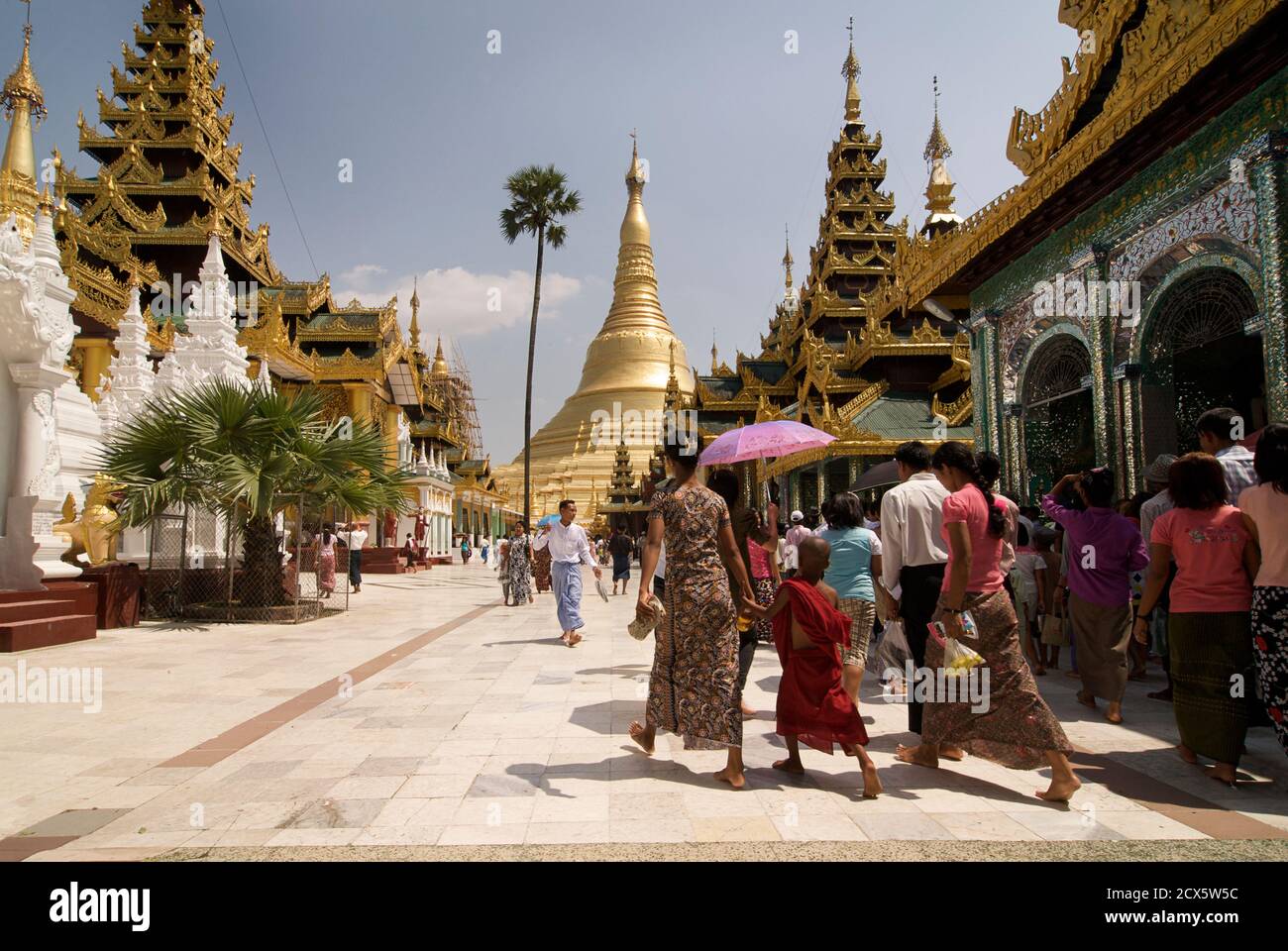 Visiteurs birmans à la Pagode Shwedagon, Rangoon, Birmanie. Myanmar Banque D'Images