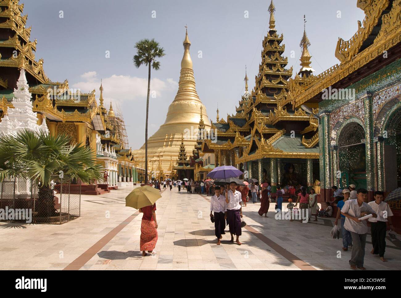 Visiteurs birmans à la Pagode Shwedagon, Rangoon, Birmanie. Myanmar Banque D'Images