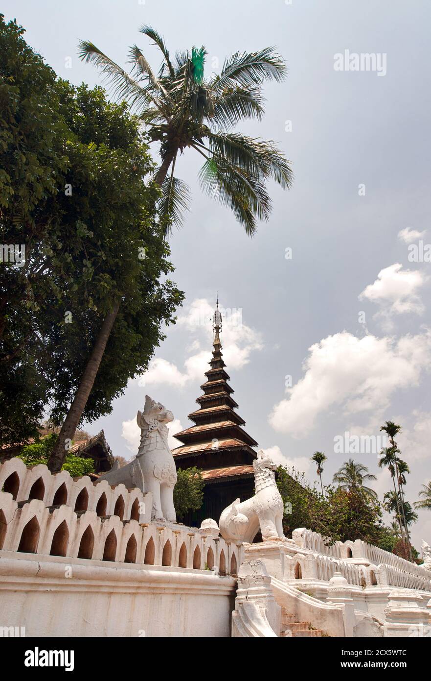 Monastère bouddhiste avec statues de gardien à l'entrée, Pindaya. Birmanie. Myanmar Banque D'Images
