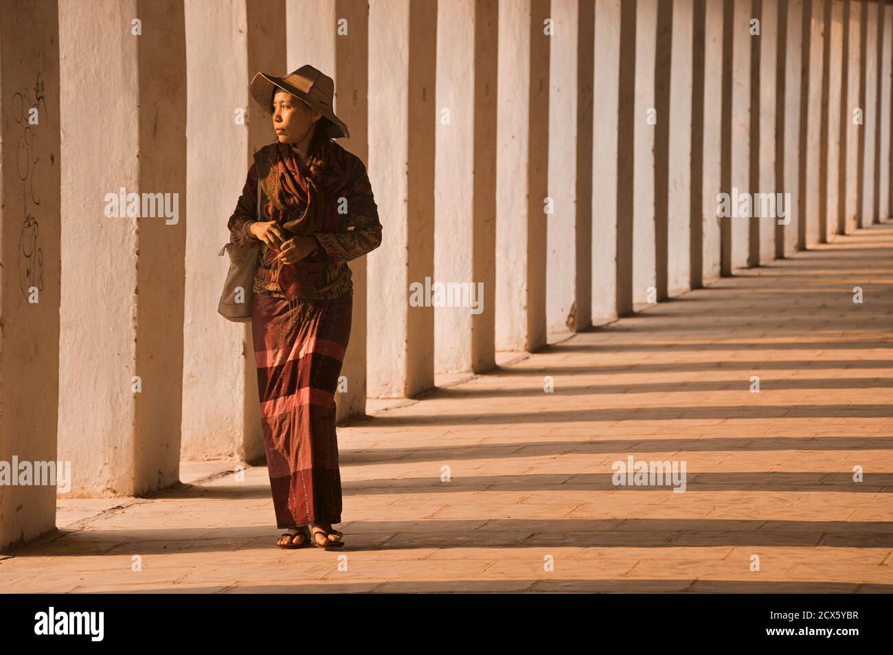 Femme birmane dans le couloir à la Pagode Shwezigon, Bagan. La Birmanie. Parution du modèle. Banque D'Images