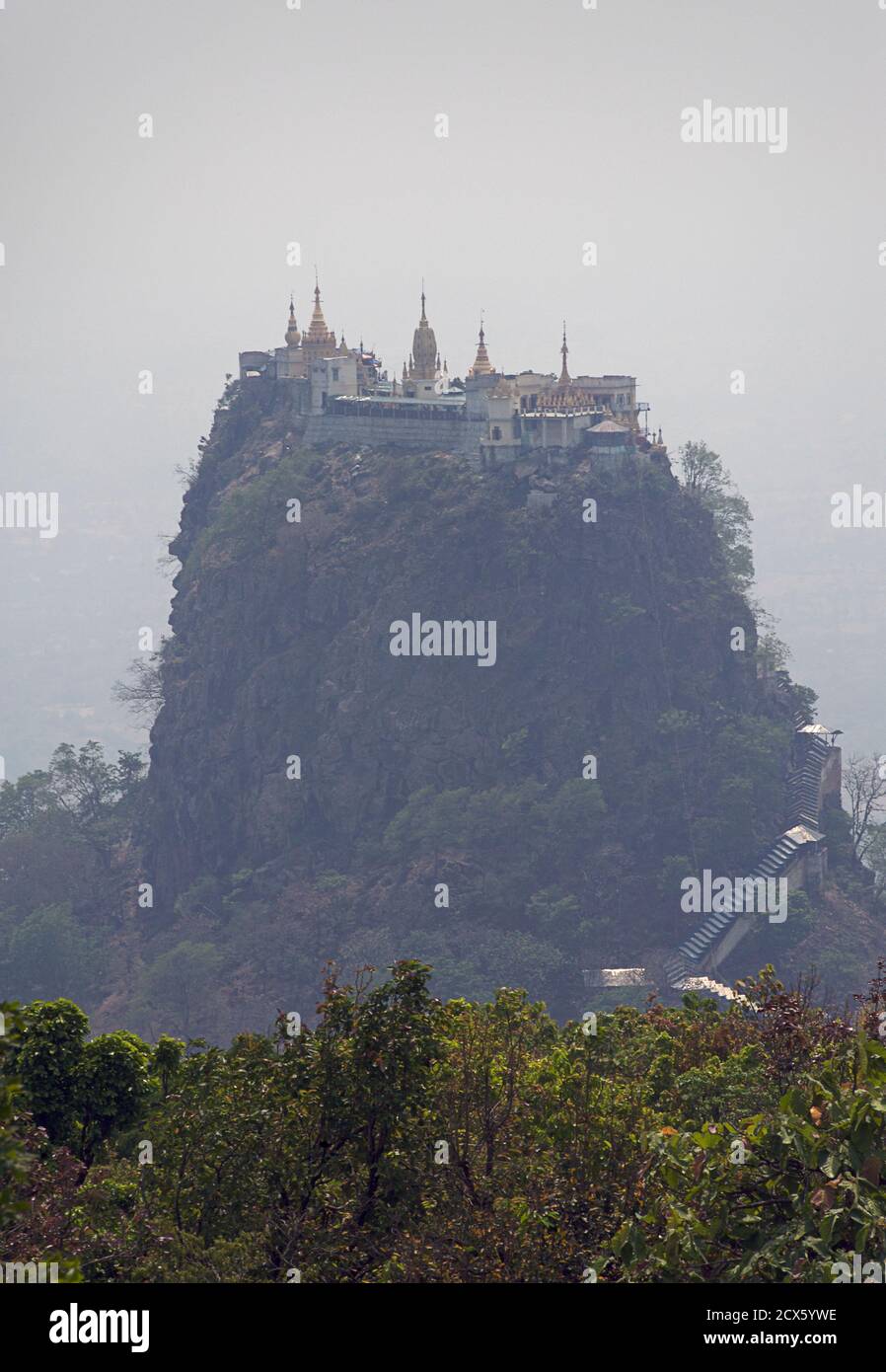 Le mont Popa, Kyaukpadaung Township, près de Bagan, Birmanie. Myanmar Banque D'Images