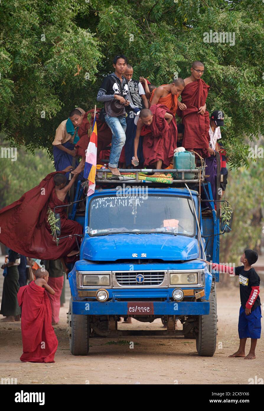 Les passagers birmans débarquent de leur transport. Bagan, Birmanie. Myanmar Banque D'Images